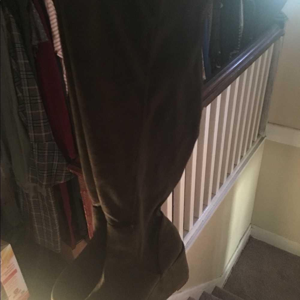 Women’s knee boots
